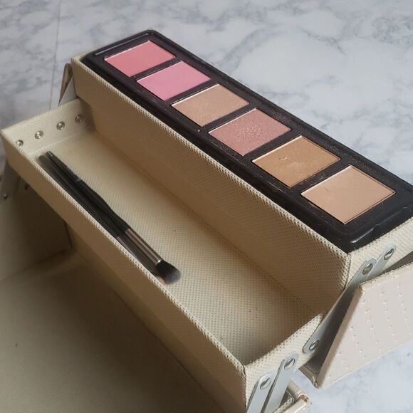 MakeUp Case with Eyeshadow & Brushes - Picture 9 of 9